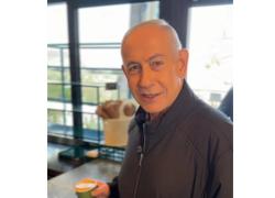 "Netanyahu morto, il VIDEO mentre beve un caff&egrave; al bar creato con AI: dalla data del 2024 sul Pos al naso che cambia forma"