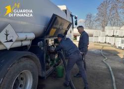 Centrale di smistamento di carburanti di contrabbando scoperta dalla GdF ad Acerra (Na), 4 denunciati
