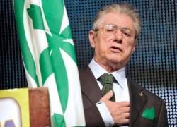 Addio a Umberto Bossi, morto ad 84 anni il fondatore della Lega Nord, nel 2004 l&rsquo;ictus, ieri il ricovero in terapia intensiva