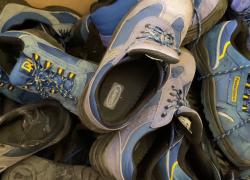 Poste Italiane, annunciato progetto &ldquo;Scarpa vecchia fa buon gioco&rdquo;; calzature portalettere trasformate in pavimenti antitrauma per bambini