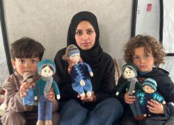 Gaza, Shireen Al-Kurdi intreccia gioia per i bambini nella Striscia producendo bambole all&rsquo;uncinetto all&rsquo;interno di una tenda