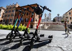 Monopattini, scatta l'obbligo di targa e assicurazione per regolamentare la mobilit&agrave; leggera