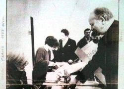 Dall'archivio della famiglia Papavassiliou-Ferraris riemerge la fotografia che ritrae Andy  Warhol mentre autografa il poster disegnato da Petros