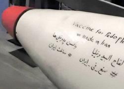 Missile balistico di Teheran con la scritta "Vaccino per pedofili, made in Iran" pronto a essere lanciato su base Usa