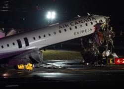 Incidente all&rsquo;aeroporto LaGuardia di New York, aereo CRJ-900 urta camion dei vigili del fuoco, 2 morti, scalo chiuso - VIDEO