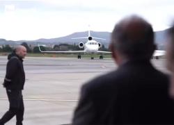 Cecilia Sala, l'arrivo in Italia a Ciampino dopo la liberazione, l'abbraccio con il compagno, presenti anche Meloni e Tajani - VIDEO 
