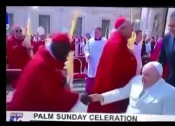 Quando Papa Francesco scansò il baciamano di un cardinale nero per "motivi igienici " e per evitare "segno di sottomissione" - VIDEO