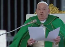 Papa Francesco interrompe l'omelia per problemi di salute: "Ho difficoltà nel respiro, mi scuso"; come sta Bergoglio dopo la bronchiolite - VIDEO