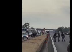 Lodi, lancia sassi sull'autostrada A1 poi minaccia di sgozzarsi: il VIDEO dell'arresto