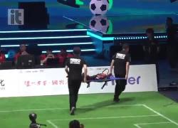 Cina, prima partita di calcio 3vs3 tra robot umanoidi a Pechino, un “giocatore” cade e viene portato via in barella - VIDEO