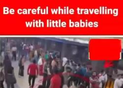 India, "ladri di bambini" nella stazione di Delhi, il piccolo viene rapito mentre il genitore è distratto da un complice - VIDEO
