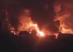 Israele e Usa bombardano anche gli Houthi nello Yemen con 50 bombe, distrutto porto di Hodeida, 2 morti e 42 feriti - VIDEO