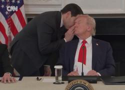 "Piano di pace" per Gaza, Rubio consegna biglietto a Trump: "Accordo raggiunto, scrivi un post così sarai il primo a dare l'annuncio" - VIDEO