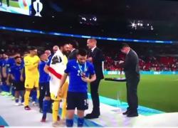 Europei, Florenzi indossa la medaglia e la dedica alla madre: "Guarda qua". VIDEO