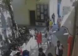 Positano, uomo-cane cammina a 4 zampe fra i turisti scioccati. VIDEO