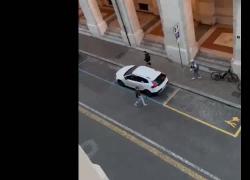 Forlì, rissa nel centro storico: 3 uomini si prendono a colpi di accetta urlando in arabo - VIDEO