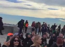 Guerra Israele, ebrei in protesta sulla Statua della Libertà usa contro i bombardamenti su Gaza, i cori: "cessate il fuoco, salviamo i palestinesi" - VIDEO