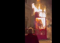 Carnevale "liberato" di Poggio Mirteto, bruciato fantoccio di Giorgia Meloni in versione "Barbie fascio di luce" mentre fa il saluto romano - VIDEO