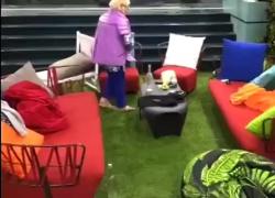 Gf Vip 6, Katia Ricciarelli si ribalta dalla sedia: che caduta! VIDEO