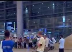 Spagna, espulsi 50 adolescenti ebrei francesi da aereo Vueling Valencia-Parigi, polizia: "Cori in ebraico, rotto materiale d'emergenza" - VIDEO