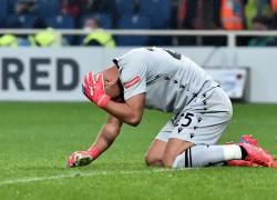 Atalanta-Lazio, portiere Reina colpito in testa da una monetina: VIDEO