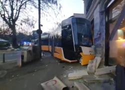 Milano, tram deragliato in Porta Venezia, ipotesi malore improvviso dell'autista: aveva saltato fermata precedente  - VIDEO