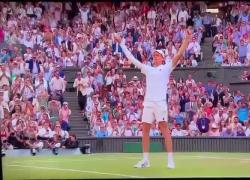 Sinner è campione a Wimbledon, battuto lo spagnolo Alcaraz in 4 set: 4-6/6-4/6-4/6-4, è la prima vittoria di un italiano dello slam londinese - VIDEO