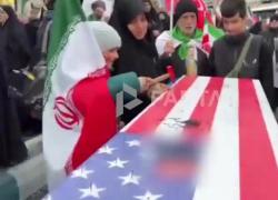 Iran, manifestazioni pro-Repubblica a Teheran durante giornata Al Quds, chiodate bare con bandiere Usa e Israele - VIDEO