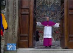 Conclave, il momento dell'Extra Omnes , il 'fuori tutti' dalla Cappella Sistina con cui inizia ufficialmente il rito d'elezione del Papa- VIDEO