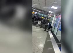 Uomo armato di coltello prende in ostaggio una hostess, ex campione di box Abdraim si offre al suo posto e butta a terra l'aggressore - VIDEO