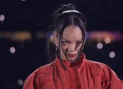 Rihanna incinta al Super Bowl 2023: l'annuncio sul palco (con il pancione) - VIDEO
