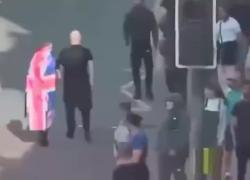 Leeds, immigrati musulmani attaccano residenti britannici, spinti per terra e presi a calci e pugni - VIDEO