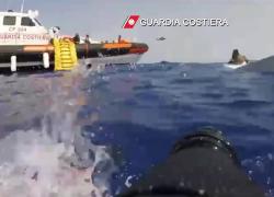 Lampedusa, barcone con migranti a bordo capovolto in acque libiche, 21 dispersi di cui 3 bambini, in 7 salvati dalla Guardia costiera - VIDEO