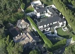 Sparatoria contro la villa di Rihanna a Beverly Hills, esplosi 10 colpi da un fucile Ar-15, arrestata una donna - VIDEO