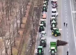 Germania, "protesta dei trattori": migliaia di agricoltori bloccano Berlino contro il Governo e il taglio dei sussidi sull'acquisto di carburante - VIDEO