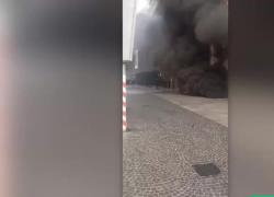 Milano, incendio in corso Vittorio Emanuele con colonna di fumo nero per cortocircuito nei sotterranei di un palazzo: "Un botto, poi è saltata la corrente" - VIDEO