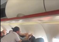 Lite in aereo a Napoli sul volo EasyJet per Ibiza, rissa tra due donne, capelli strappati e insulti: "Zo*cola, cornuta" - VIDEO