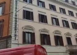 Evacuato Hotel Barberini a Roma: "Esalazioni tossiche, cloro dalla piscina della spa", 8 intossicati - VIDEO
