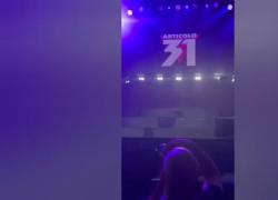 Elly Schlein rappa e balla con J-Ax sul palco al concerto degli Articolo 31 al Forum di Assago, sa tutte le parole - VIDEO