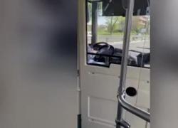 Roma, autista Atac guida autobus sulla Nomentana mentre parla e scrive al cellulare - VIDEO