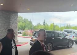 Incontro Trump-Putin, la provocazione di Lavrov: arriva in hotel in Alaska con felpa con scritto "URSS" - VIDEO