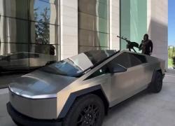 Musk regala una Tesla Cybertruck a Kadyrov, il leader ceceno la equipaggia con una mitragliatrice: "Verrà usata in Ucraina" - VIDEO