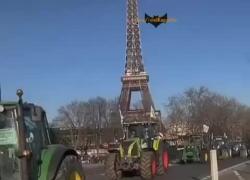 Protesta agricoltori in Francia, a Parigi marcia "trionfale" dei trattori sotto la Tour Eiffel: autostrade bloccate - VIDEO