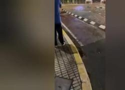 Alluvione Spagna, il momento in cui l'ondata di fango e acqua arriva a Paiporta e in pochi secondi allaga tutte le strade - VIDEO