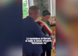 Merano, neosindaca Katharina Zeller (Svp) si toglie fascia tricolore dopo insediamento, FdI e FI: “Atto grave verso gli italiani” - VIDEO
