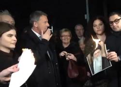 Renzi si accende sigaretta con foto di Khamenei che brucia, leader Italia Viva con CIA e Mossad: &ldquo;Protestate nelle strade di Teheran&rdquo; - VIDEO