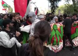 Scontri corteo pro Palestina a Roma, cariche e lacrimogeni dagli agenti, 10 feriti di cui una alla testa, i cori: “Natanyahu uccide bambini” - VIDEO