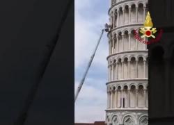 Malore improvviso sulla Torre di Pisa, uomo di 45 anni colpito da infarto al quinto anello e salvato con l'autoscala dai vigili del fuoco - VIDEO