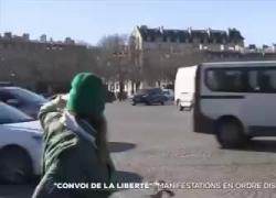 Proteste a Parigi, agente punta pistola contro un automobilista: VIDEO