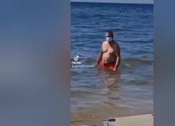 Fa il bagno in mare con la mascherina "anti Covid" e in spiaggia scoppia la rissa per strappargliela - VIDEO VIRALE